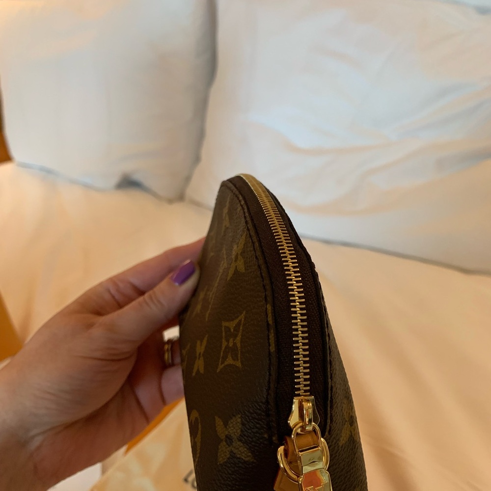Authentic Louis   Vuitton cosmetic case with side  handler / LV box, brand new - Picture 9 of 12